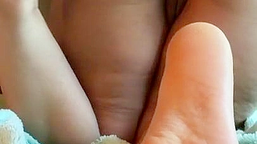 Dominating Arab mom in sexy dress wants a slave to worship her feet