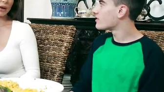 Mom focuses on boyfriend of daughter and in particular on his cock Mom focuses on boyfriend of daughter and in particular on his cock