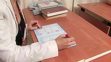 Bespectacled mom gives XXX pleasure to student in the empty classroom