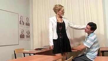 Bespectacled mom gives XXX pleasure to student in the empty classroom