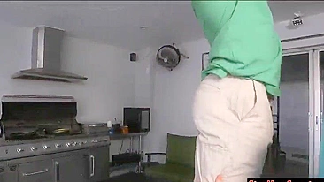 Mom gives muff to man just like stepdaughter does during XXX threesome