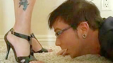 Mom in high heels makes XXX things with nerdy man in her bedroom