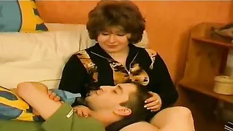 XXX slut takes the stepson's cock in her mouth and trimmed pussy