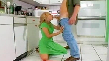 Mom with XXX shaped buttocks and younger stepson hook up in the kitchen