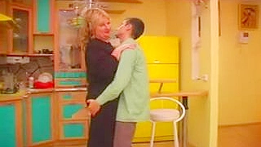 Guy hooks up with mature and drills sweet XXX pussy at his place