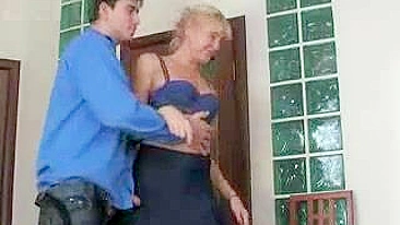 Tricky guy helps stressed blonde mom using his hard XXX fuckstick