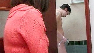 Guy interrupts shower because of mom who needed his XXX meatstick