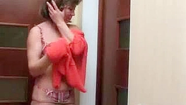 Guy interrupts shower because of mom who needed his XXX meatstick