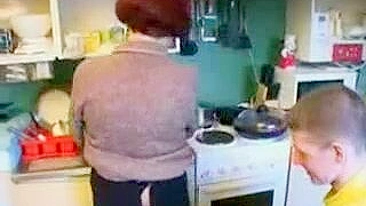 Mom with saggy XXX tits finds time for quickie with stepson in kitchen