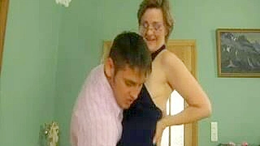 Daughter's boyfriend can't help the desire to use mom's XXX anus