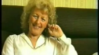 Amateur mature blonde seduces nerdy dude on XXX session on the couch