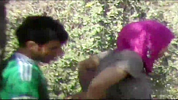 Dude takes amateur Arab mom to the forest to fuck her pussy there