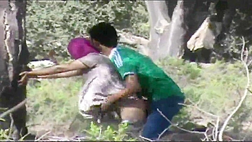 Dude takes amateur Arab mom to the forest to fuck her pussy there