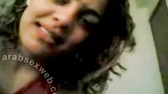 Young mom strokes hubby's cock before taking it into her Arab ass