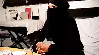Blindfolded mom in hijab sucks big Arab dick like a pro on camera Blindfolded mom in hijab sucks big Arab dick like a pro on camera