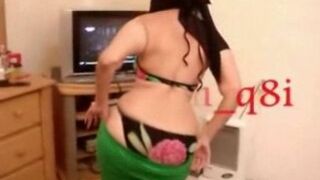 Shameless Arab mom demonstrates her curves when dancing on camera