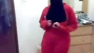 Slutty mom strips to show hubby her thick Arab booty and breasts