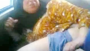 Fat mature mom in hijab gets properly fucked by Arab man in the car