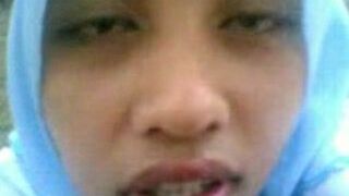 Boyfriend kisses Arab wench passionately and fucks her hard outdoors