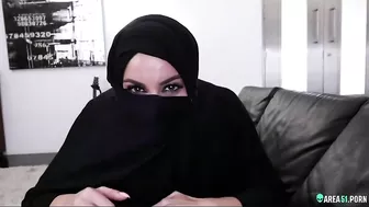 Brown-eyed arab harlot in hijab sucks huge dong in sex videos