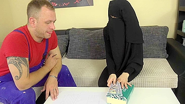 Porn of mom with hijab who cheats on Arab husband with the worker