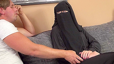 Friend came to mom with hijab to do porn before she marries the Arab