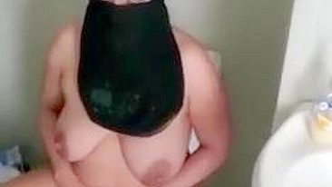 Hijab mom masturbates at home for complete XXX perversions