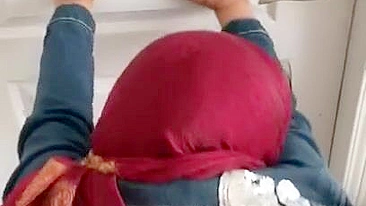 Curvy Arab mom bends her fine ass for dick in excellent POV
