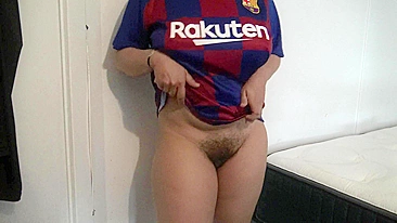 Big booty Arab mom is keen to feel something between her legs