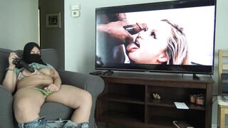 Solo Iranian mom plays with her chubby porn while watching XXX