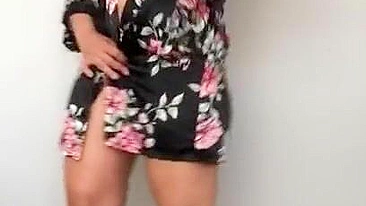 Sexy Arab mom shows off some pretty intriguing solo scenes