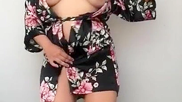 Sexy Arab mom shows off some pretty intriguing solo scenes