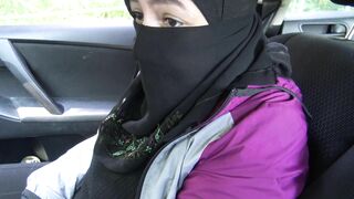 Arab babe in hijab gives sloppy handjob in the car