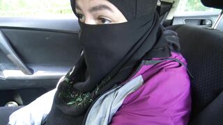 Arab babe in hijab gives sloppy handjob in the car