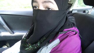 Arab babe in hijab gives sloppy handjob in the car