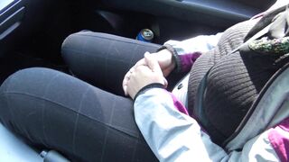 Arab babe in hijab gives sloppy handjob in the car