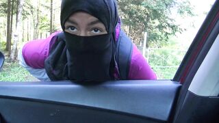 Arab babe in hijab gives sloppy handjob in the car