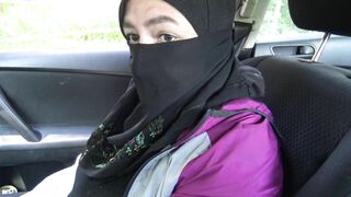 Arab babe in hijab gives sloppy handjob in the car