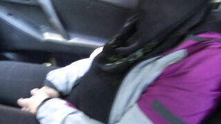 Arab babe in hijab gives sloppy handjob in the car