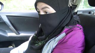 Arab babe in hijab gives sloppy handjob in the car