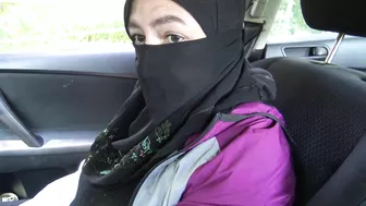 Arab babe in hijab gives sloppy handjob in the car