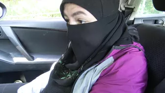 Arab babe in hijab gives sloppy handjob in the car