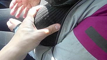 Arab babe in hijab gives sloppy handjob in the car