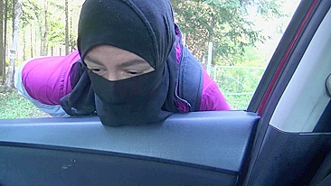 Arab babe in hijab gives sloppy handjob in the car