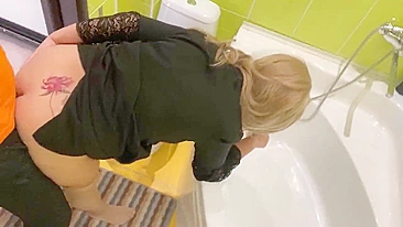 My bored mom did not expect that there would be a cock in her asshole when she bathroom