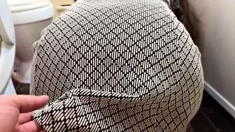 Bootylicious mature with a huge sexual appetite agreed to have anal sex in the bathroom