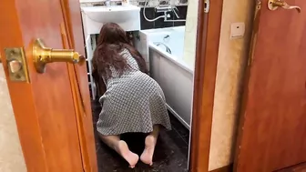 Bootylicious mature with a huge sexual appetite agreed to have anal sex in the bathroom