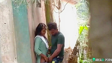 Indian lovers outdoor caught - Risky xxx Desi videos