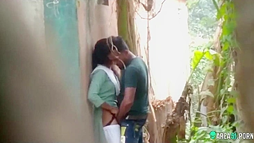 Indian lovers outdoor caught - Risky xxx Desi videos