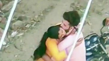 Leaked desi mms. Indian lovers caught outdoor, spy guy uses his mobile